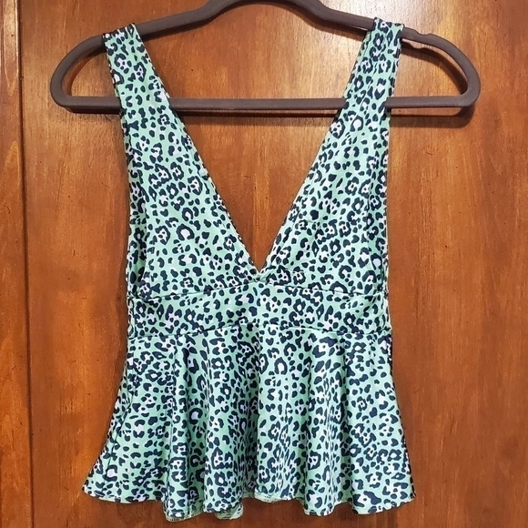 Urban Outfitters Heloise plunging peplum leopard print top. - Picture 8 of 8